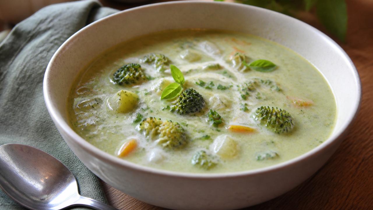 Broccoli Soup with Potatoes and Processed Cheese